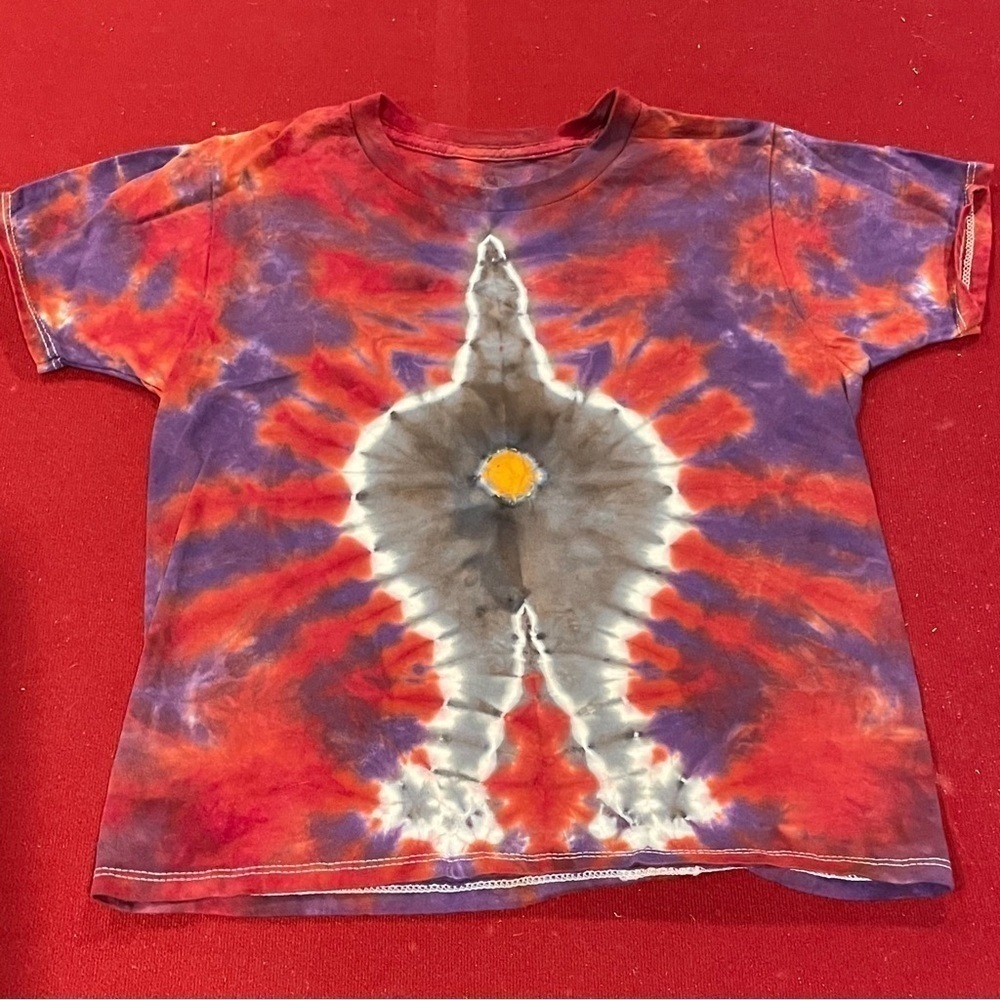 Tie dye cat butt t-shirt!! Need I say more? Black cat, red purple background S